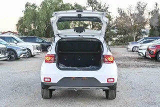 Hyundai VENUE 2026 SEL Crossover de 4 puertas con techo bicolor