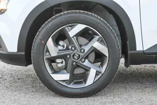 Hyundai VENUE 2026 SEL Crossover de 4 puertas con techo bicolor