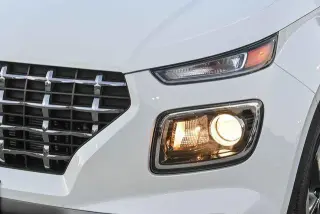 Hyundai VENUE 2026 SEL Crossover de 4 puertas con techo bicolor