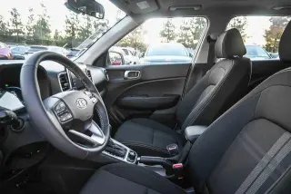 Hyundai VENUE 2026 SEL Crossover de 4 puertas con techo bicolor