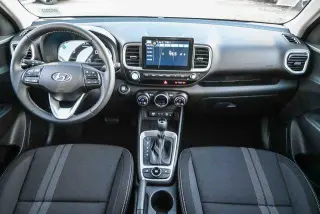 Hyundai VENUE 2026 SEL Crossover de 4 puertas con techo bicolor