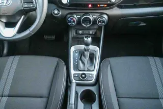 Hyundai VENUE 2026 SEL Crossover de 4 puertas con techo bicolor