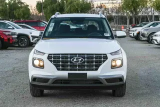 Hyundai VENUE 2026 SEL Crossover de 4 puertas con techo bicolor