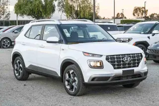 Hyundai VENUE 2026 SEL Crossover de 4 puertas con techo bicolor
