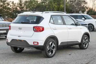 Hyundai VENUE 2026 SEL Crossover de 4 puertas con techo bicolor