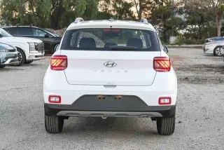 Hyundai VENUE 2026 SEL Crossover de 4 puertas con techo bicolor