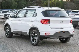 Hyundai VENUE 2026 SEL Crossover de 4 puertas con techo bicolor