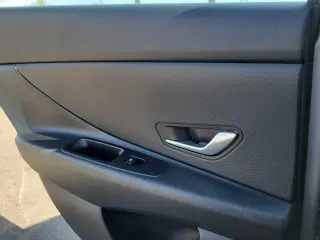 Hyundai ELANTRA 2025 SE 4p Sedana