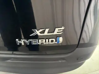 Toyota Sienna 2024 XLE 8-Pasajeros 4p Mini-Van