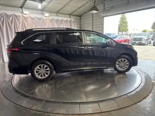 Toyota Sienna 2024 XLE 8-Pasajeros 4p Mini-Van