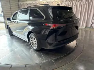 Toyota Sienna 2024 XLE 8-Pasajeros 4p Mini-Van