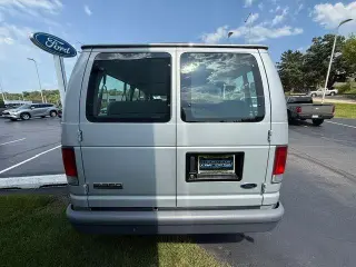 Ford E-Serie 2006 E-350 SD XL 3dr Passenger Van