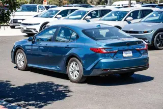 Toyota Camry 2025 LE Sedán de 4 puertas