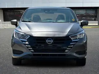 Sedán Nissan Versa 2024 SV de 4 puertas