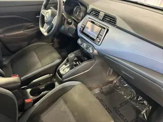 Sedán Nissan Versa 2024 SV de 4 puertas