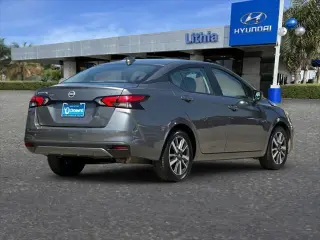 Sedán Nissan Versa 2024 SV de 4 puertas