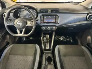 Sedán Nissan Versa 2024 SV de 4 puertas
