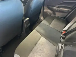 Sedán Nissan Versa 2024 SV de 4 puertas