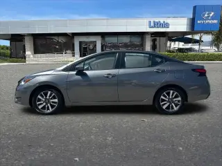 Sedán Nissan Versa 2024 SV de 4 puertas