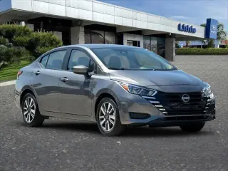 Sedán Nissan Versa 2024 SV de 4 puertas