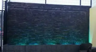 Cascada artificial,muro llorón