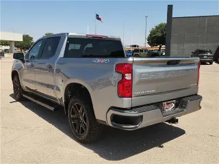 Chevrolet Silverado 1500 2023 4x4 Custom cabina de tripulación 4 puertas 5.8 pies de caja