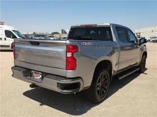 Chevrolet Silverado 1500 2023 4x4 Custom cabina de tripulación 4 puertas 5.8 pies de caja