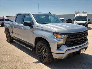 Chevrolet Silverado 1500 2023 4x4 Custom cabina de tripulación 4 puertas 5.8 pies de caja