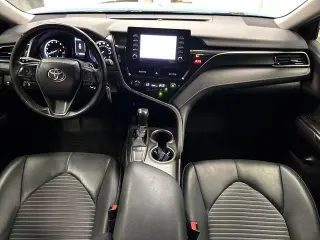 Toyota Camry 2023 SE Sedán 4 puertas