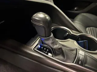Toyota Camry 2023 SE Sedán 4 puertas