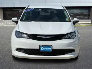 Chrysler Voyager 2023 LX 4p Mini-Van