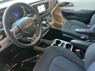 Chrysler Voyager 2023 LX 4p Mini-Van