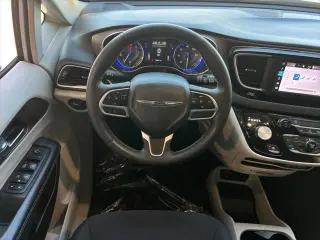 Chrysler Voyager 2023 LX 4p Mini-Van