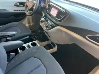 Chrysler Voyager 2023 LX 4p Mini-Van