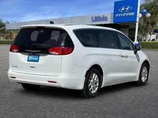 Chrysler Voyager 2023 LX 4p Mini-Van