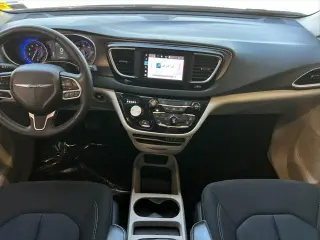 Chrysler Voyager 2023 LX 4p Mini-Van