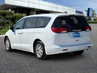 Chrysler Voyager 2023 LX 4p Mini-Van