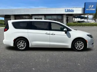 Chrysler Voyager 2023 LX 4p Mini-Van