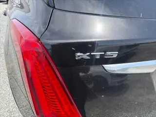 SUV de lujo Cadillac XT5 2019, 4 puertas
