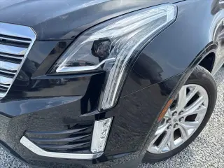 SUV de lujo Cadillac XT5 2019, 4 puertas