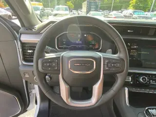 GMC Sierra 1500 2023 4x4 Denali 4p. Cabina de tripulación con 5.8 pies de caja estándar