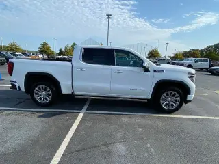 GMC Sierra 1500 2023 4x4 Denali 4p. Cabina de tripulación con 5.8 pies de caja estándar