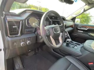 GMC Sierra 1500 2023 4x4 Denali 4p. Cabina de tripulación con 5.8 pies de caja estándar