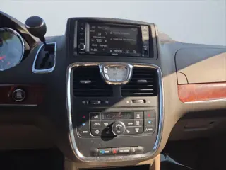 Chrysler Town and Country 2015 Touring-L 4 Mini-Van