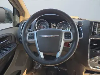 Chrysler Town and Country 2015 Touring-L 4 Mini-Van