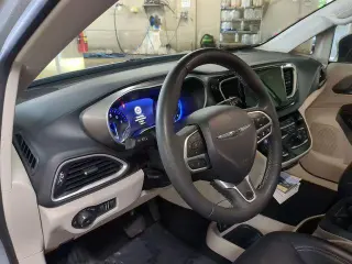 Chrysler Pacifica 2023 Touring L 4puertas Minivan