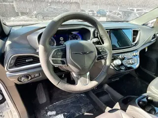 Chrysler Pacifica 2026 Select, monovolumen de 4 puertas