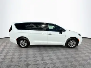 Chrysler Pacifica 2026 Select, monovolumen de 4 puertas