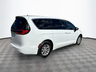 Chrysler Pacifica 2026 Select, monovolumen de 4 puertas