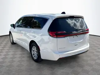 Chrysler Pacifica 2026 Select, monovolumen de 4 puertas